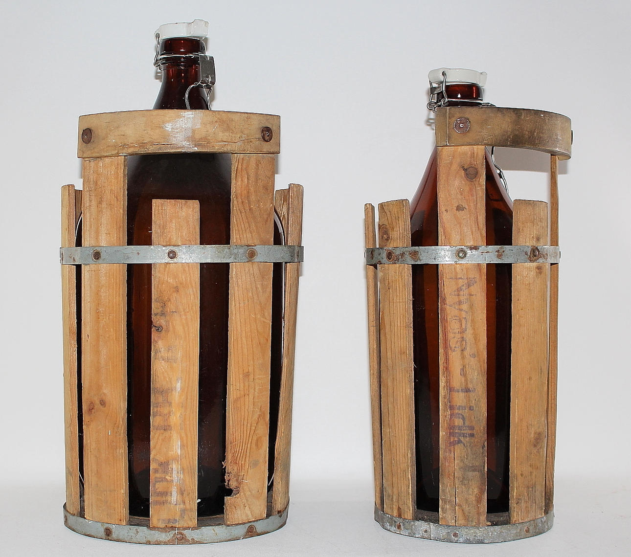 FLASKOR med TRÄKORG, 2 st flaskor, 4 st träkorgar.