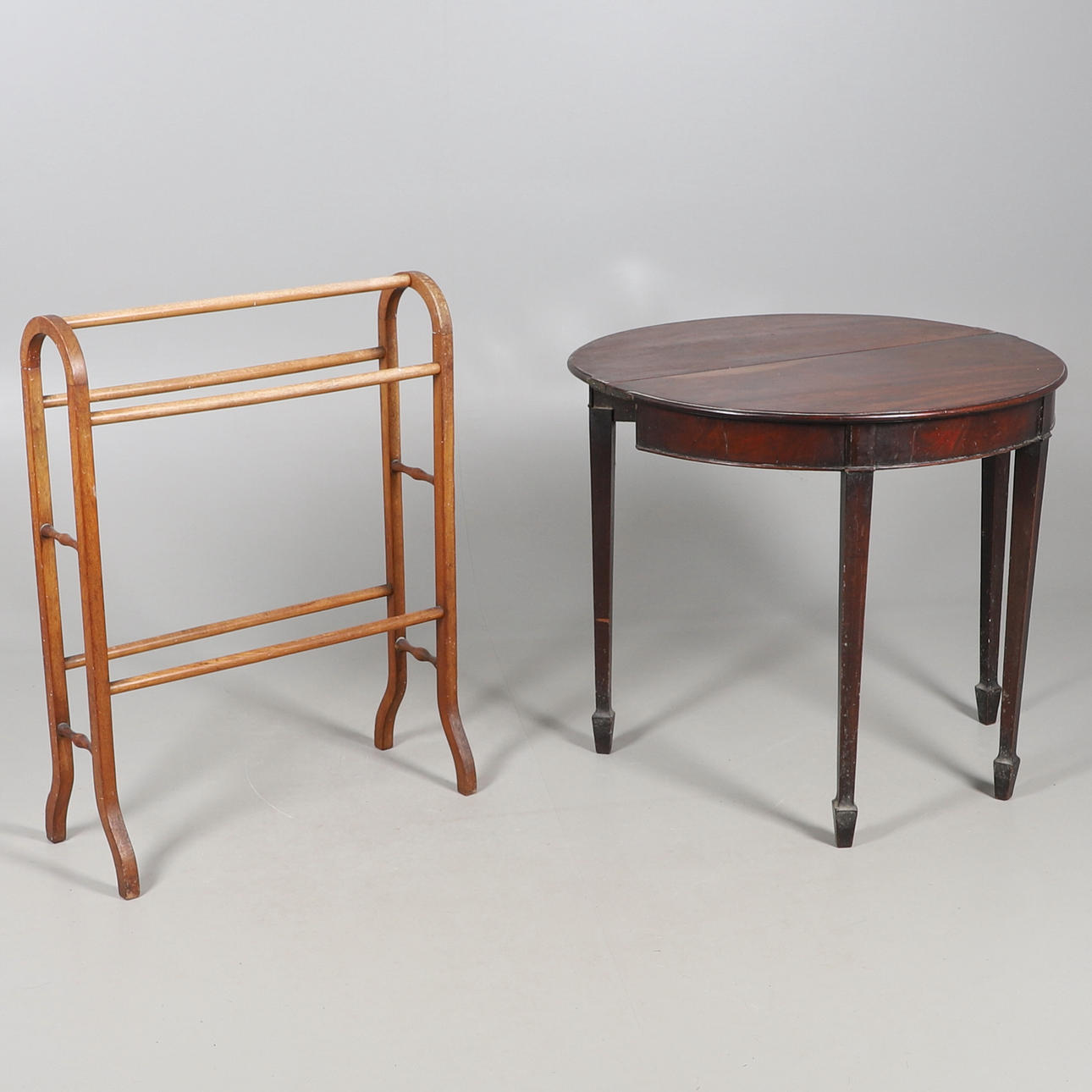 A GEORGIAN MAHOGANY DROP LEAF TEA TABLE.