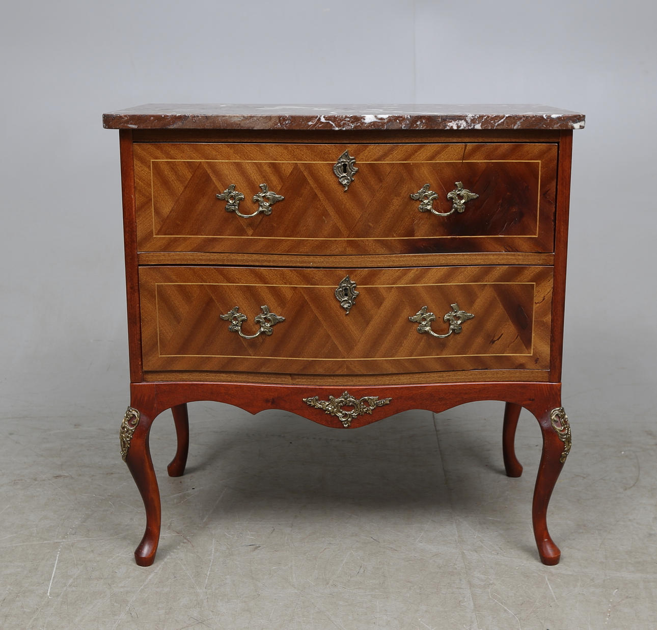 BYRÅ med stenskiva, rokokostil, 1900-tal.