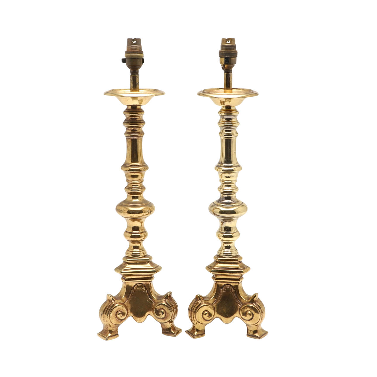 A PAIR OF BRASS CANDLESTICK TABLE LAMPS.
