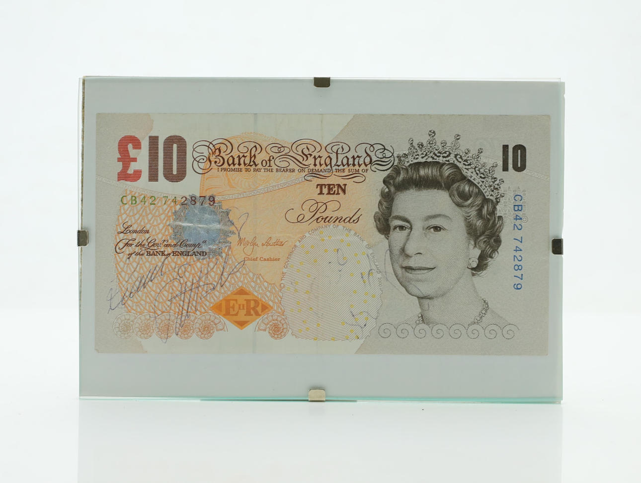 SEDEL, 10 pund, London, England, med autografer från Barbro Margareta ...