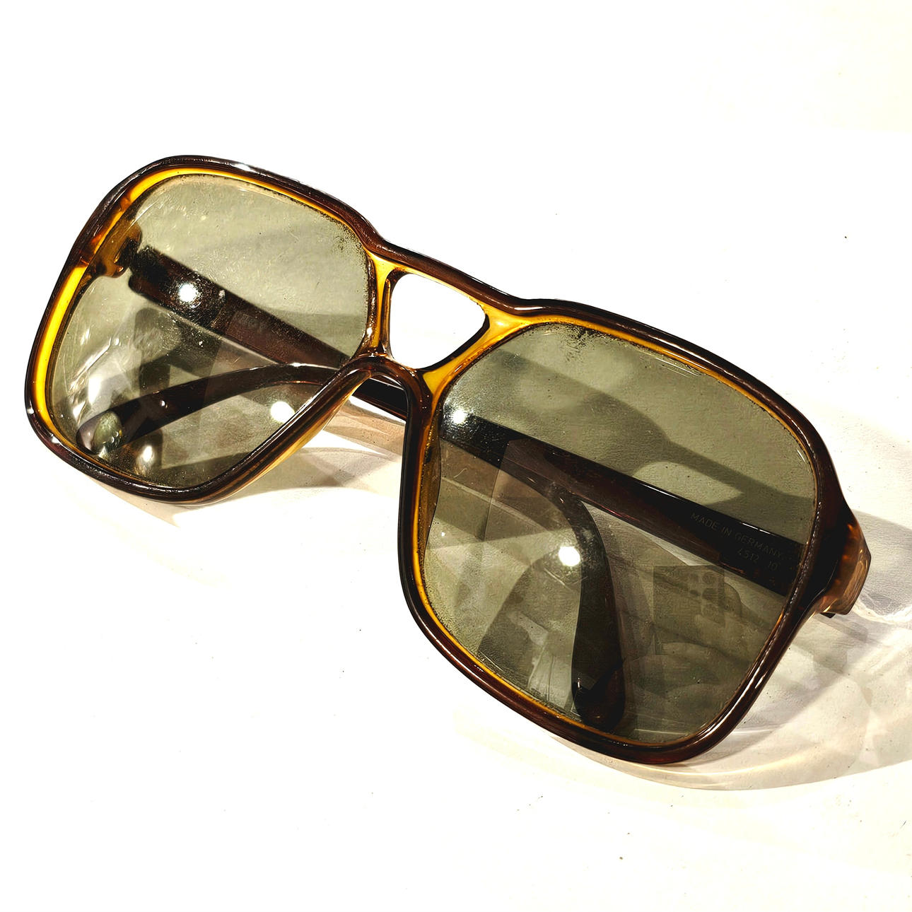 PLAYBOY. 70's style sunglasses without graduation.