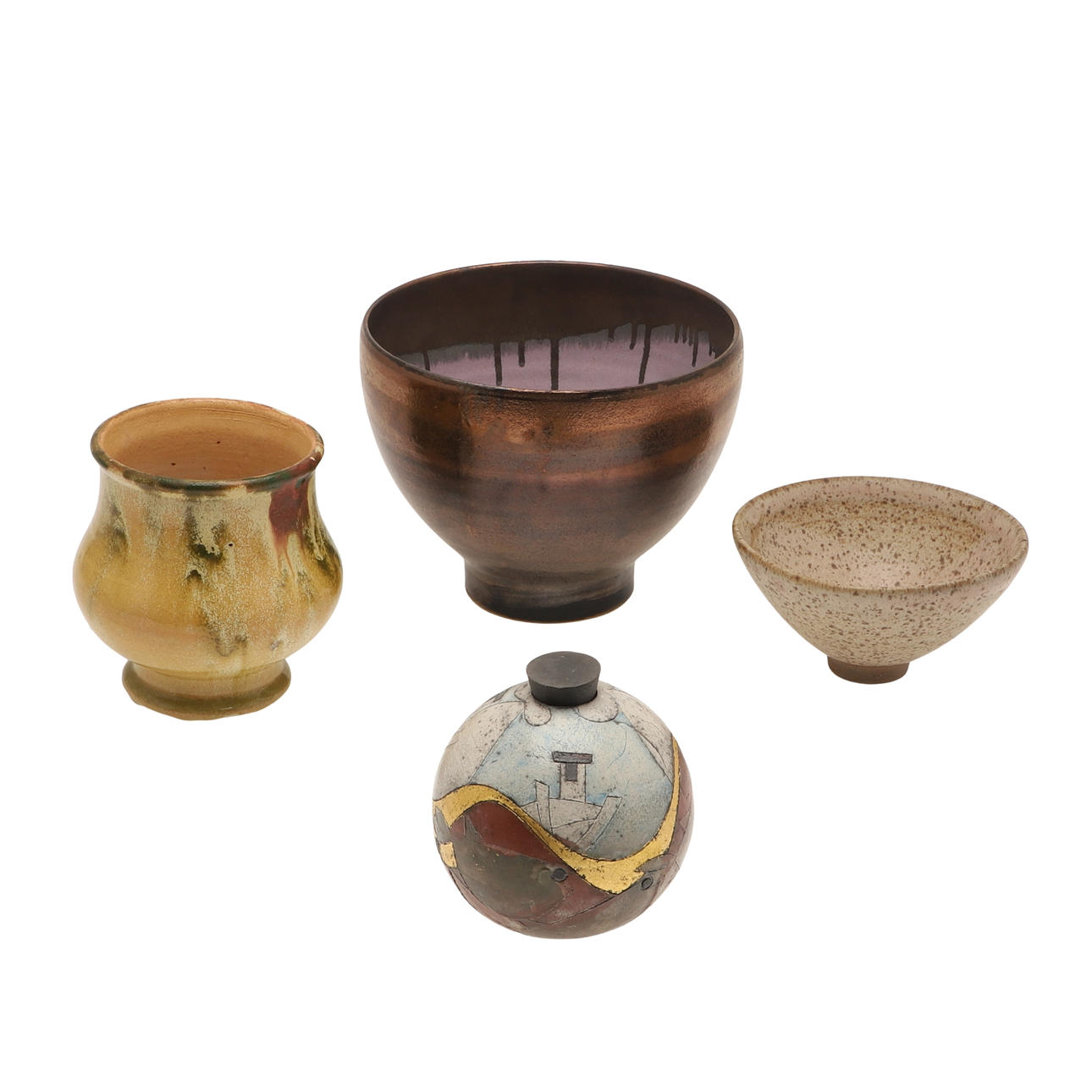 A GROUP OF STUDIO POTTERY ITEMS.