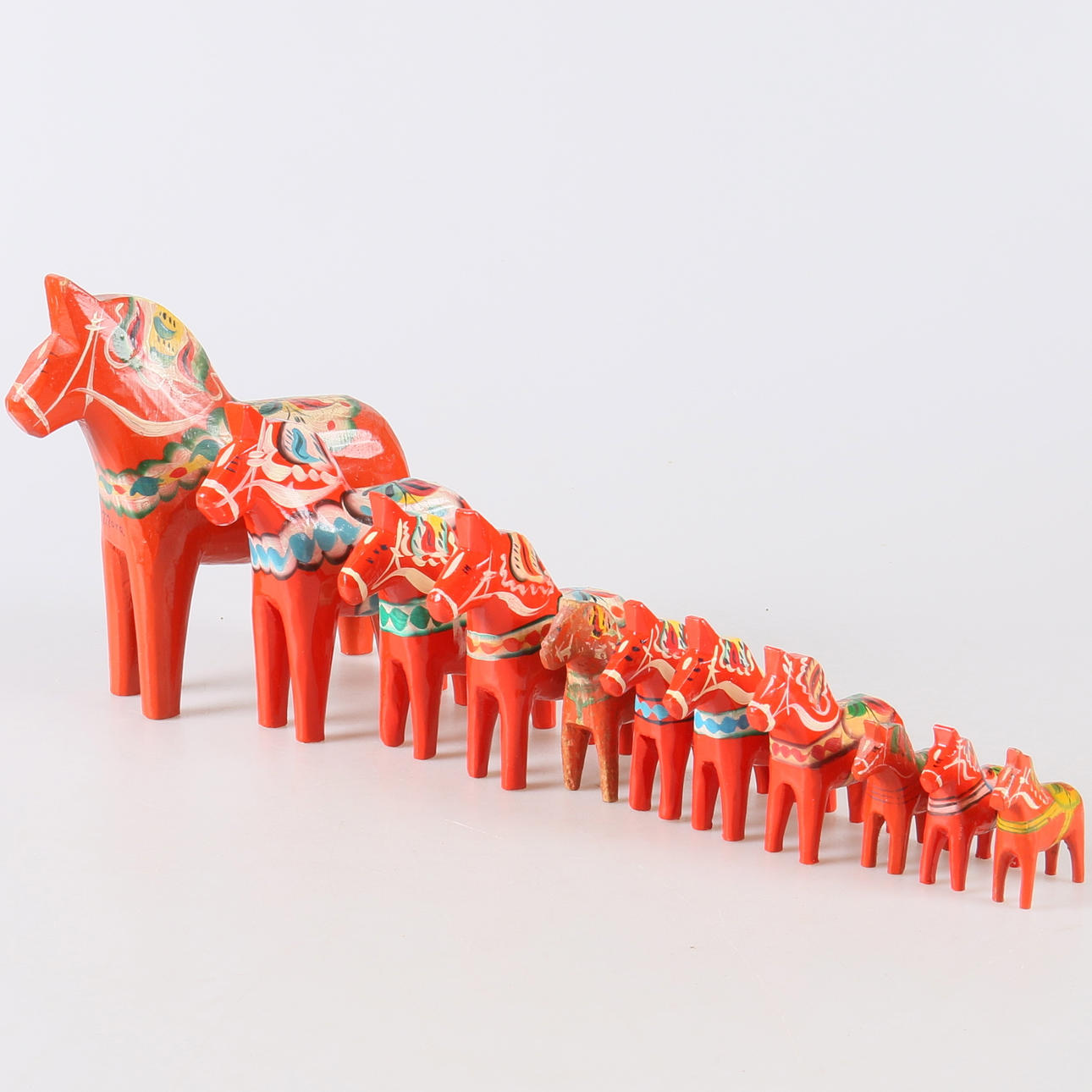 DALAHÄSTAR, 11 st. Bemålat trä, delvis Färnäs Hemslöjd och snickeri, 1900-tal.