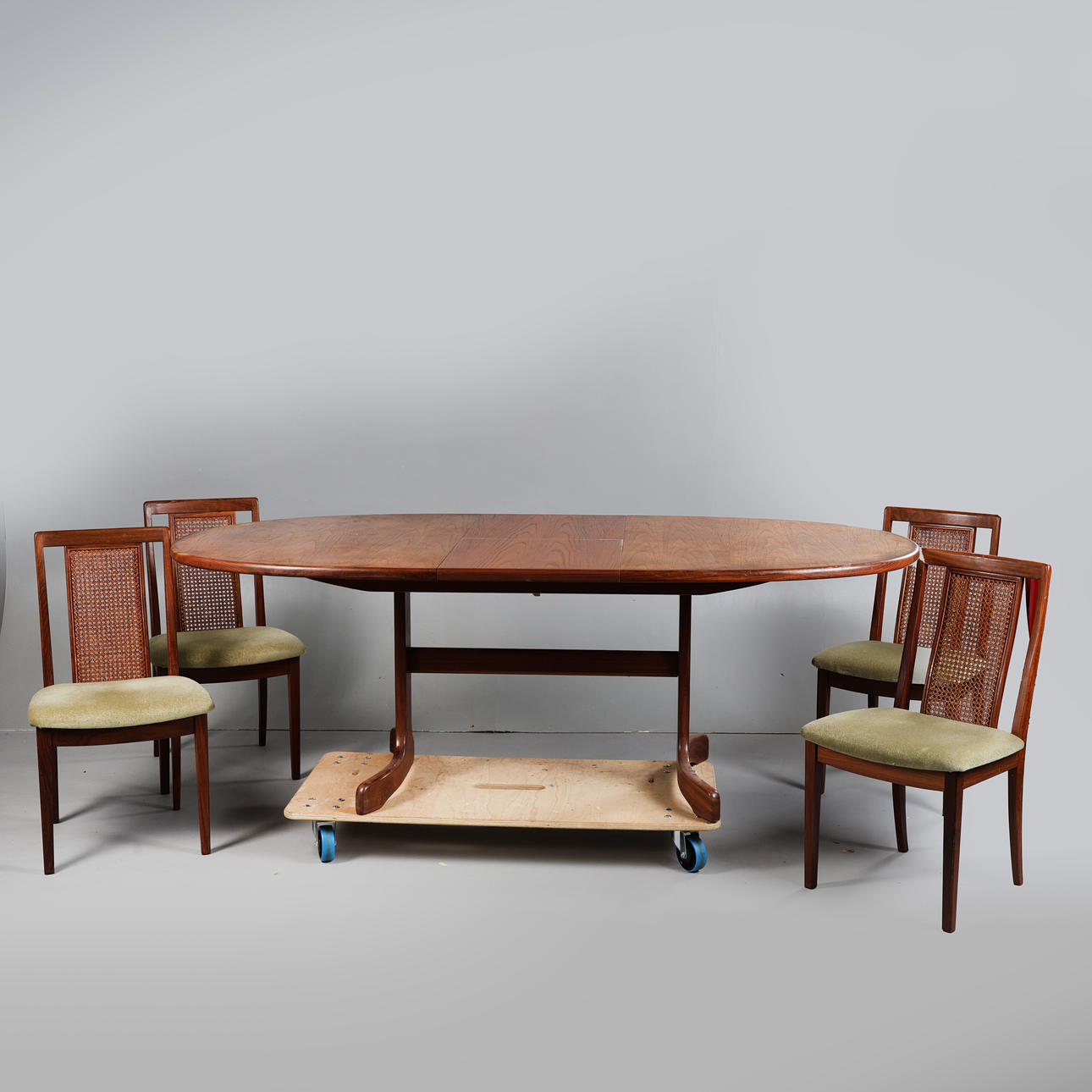 A G PLAN EXTENDING DINING TABLE AND FOUR CHAIRS (5).