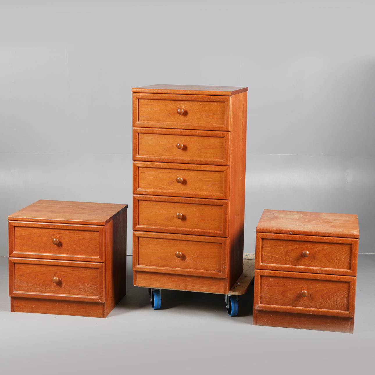 THREE BEDSIDE CHESTS OF DRAWERS (3).