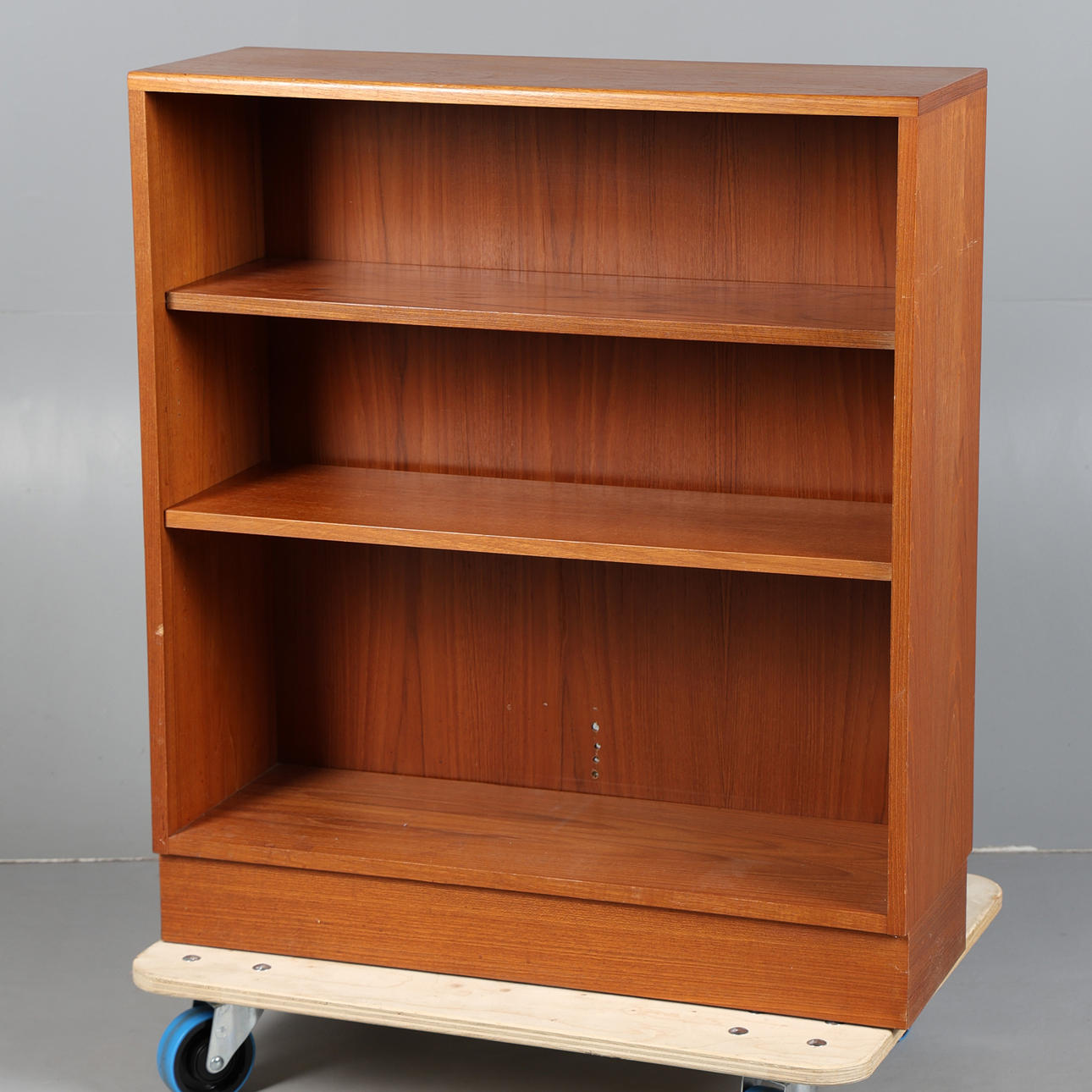 A MID 20TH CENTURY G-PLAN TEAK BOOKSHELF.