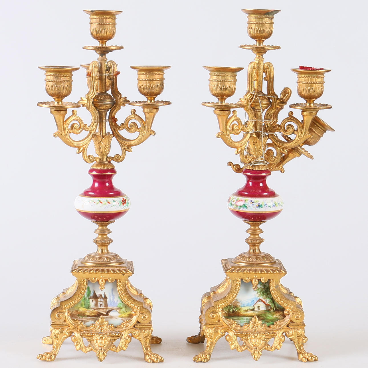 KANDELABRAR, ett par, förgylld metall samt porslin, 1900-tal.