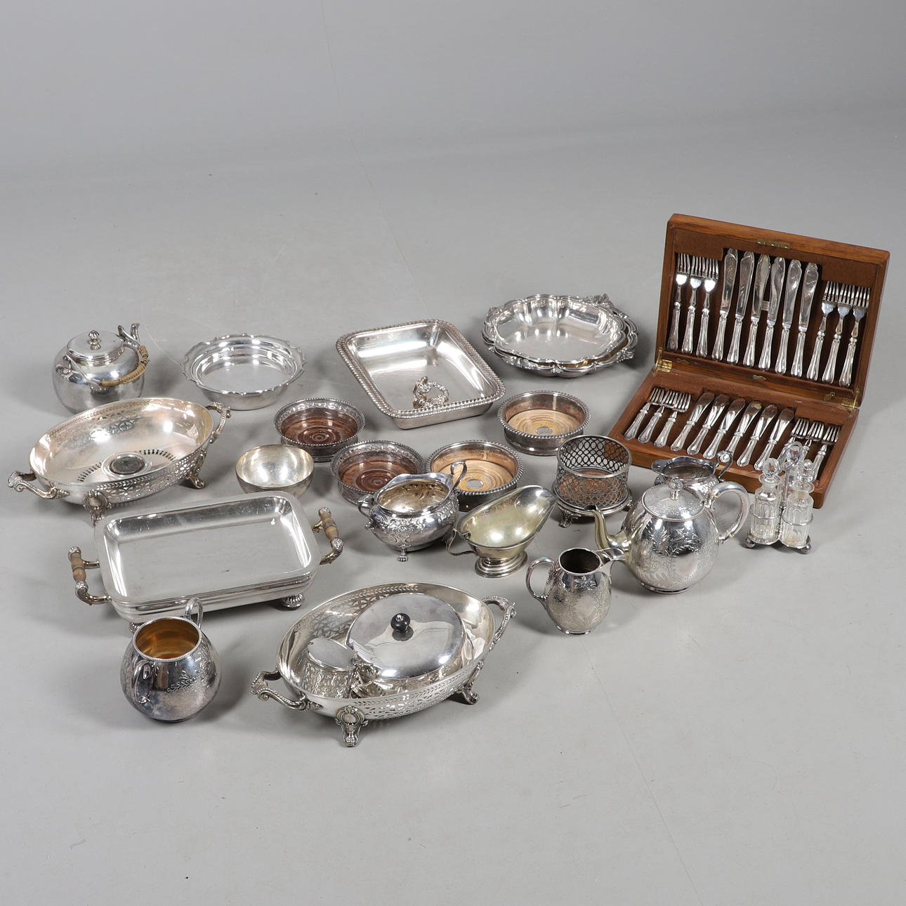 A LARGE COLLECTION OF SILVER PLATED ITEMS.