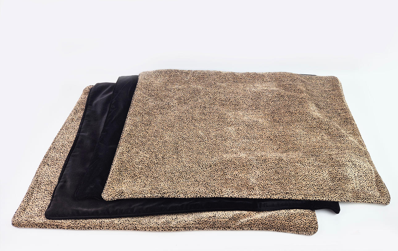 CUSHION COVERS, 2 PAIRS. (4).