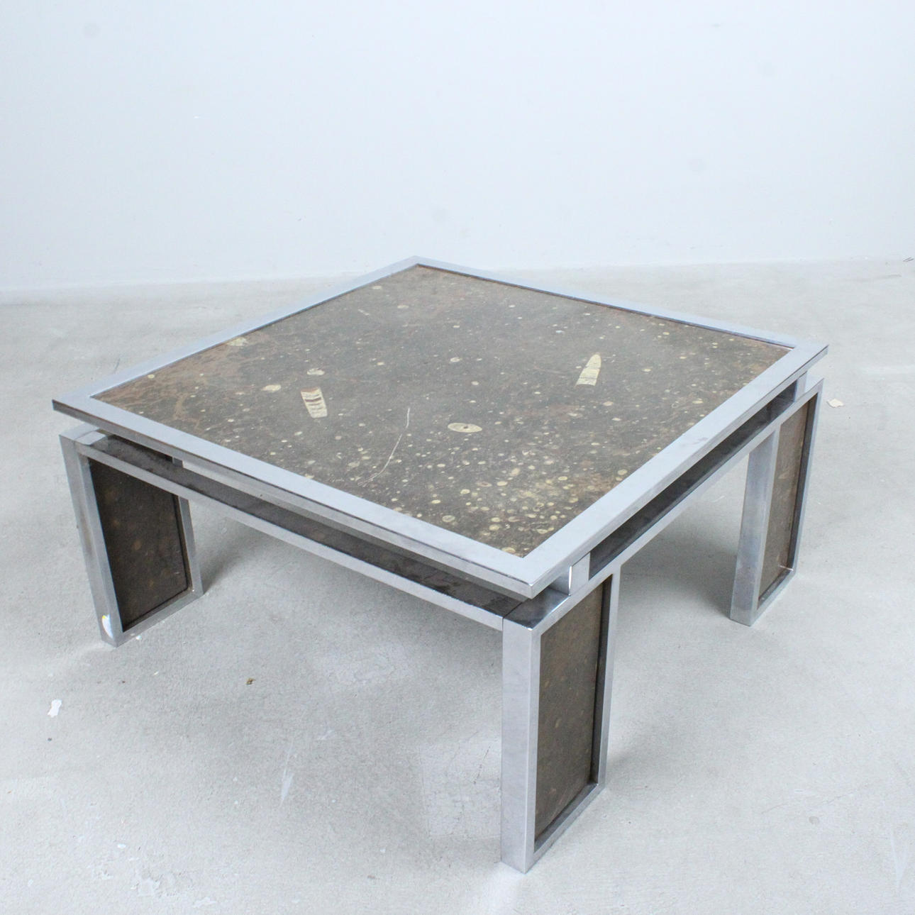 Fransk sofabord med indlagte fossiler.