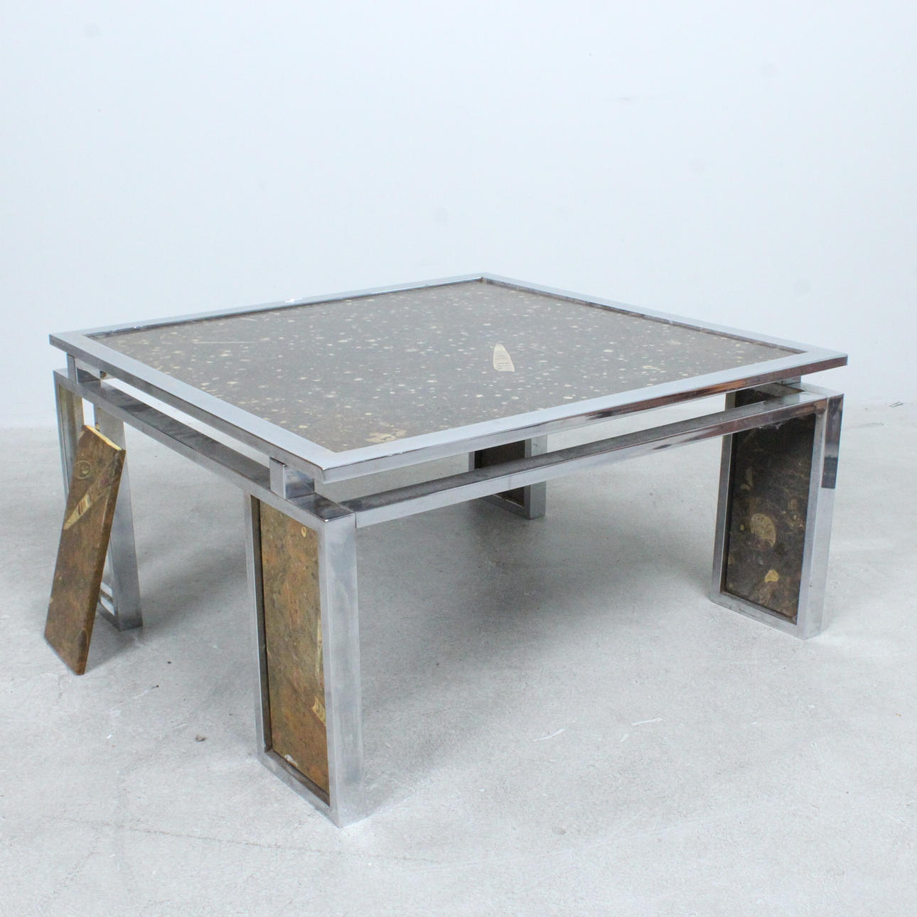 Fransk sofabord med indlagte fossiler.