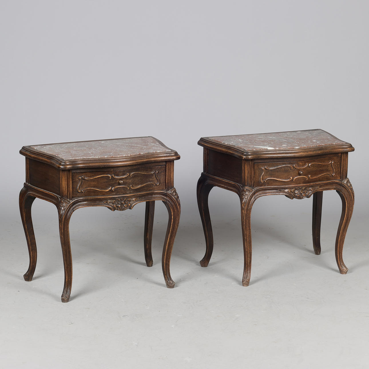 A pair of rococo bedside tables, mid 1900's (2).