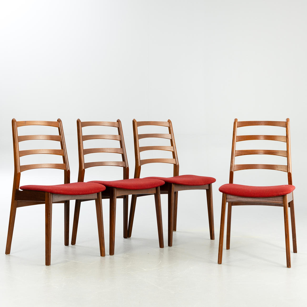 4 chairs with rung backrest, 1960s (4).