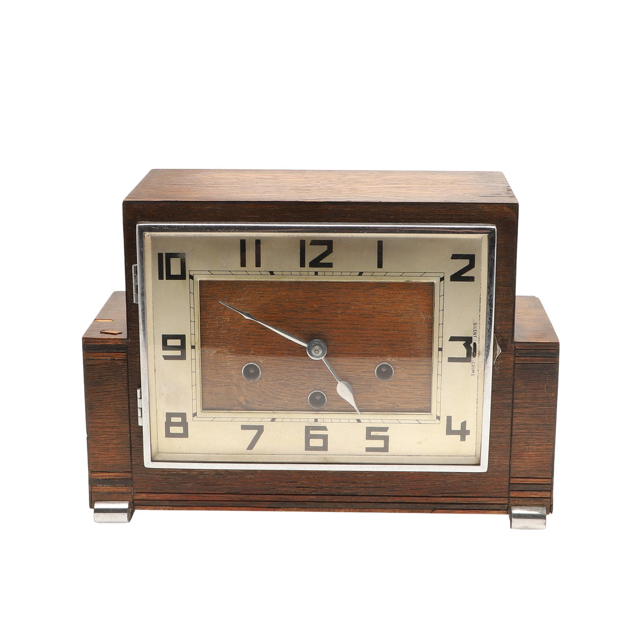 AN ART DECO STYLE CHIMING MANTEL CLOCK.