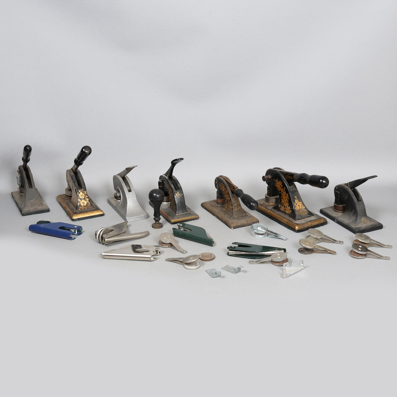 EN SAMLING FRIMÄRKEN/PRÄGLINGAR (ANTAL).