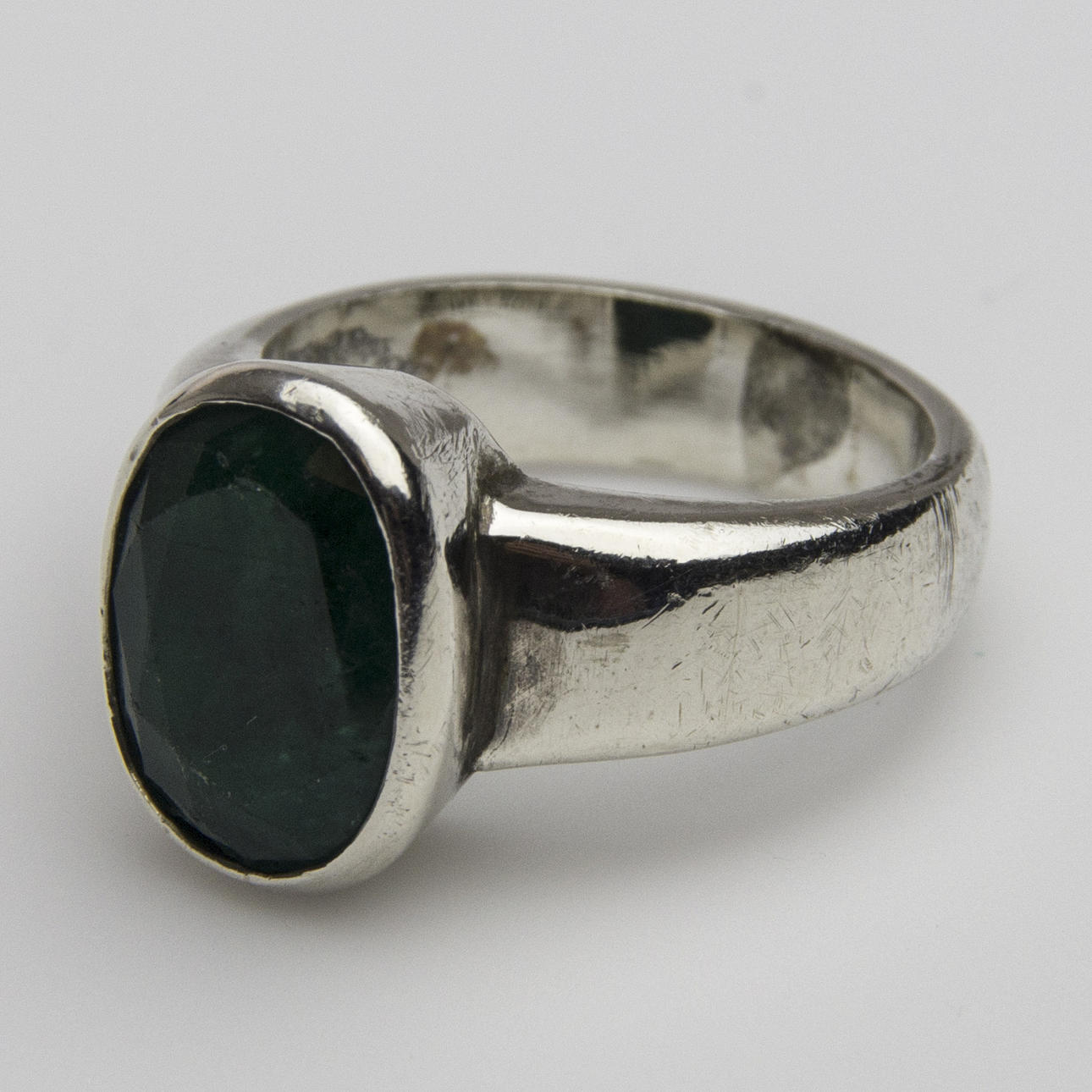 RING, silver med smaragd.