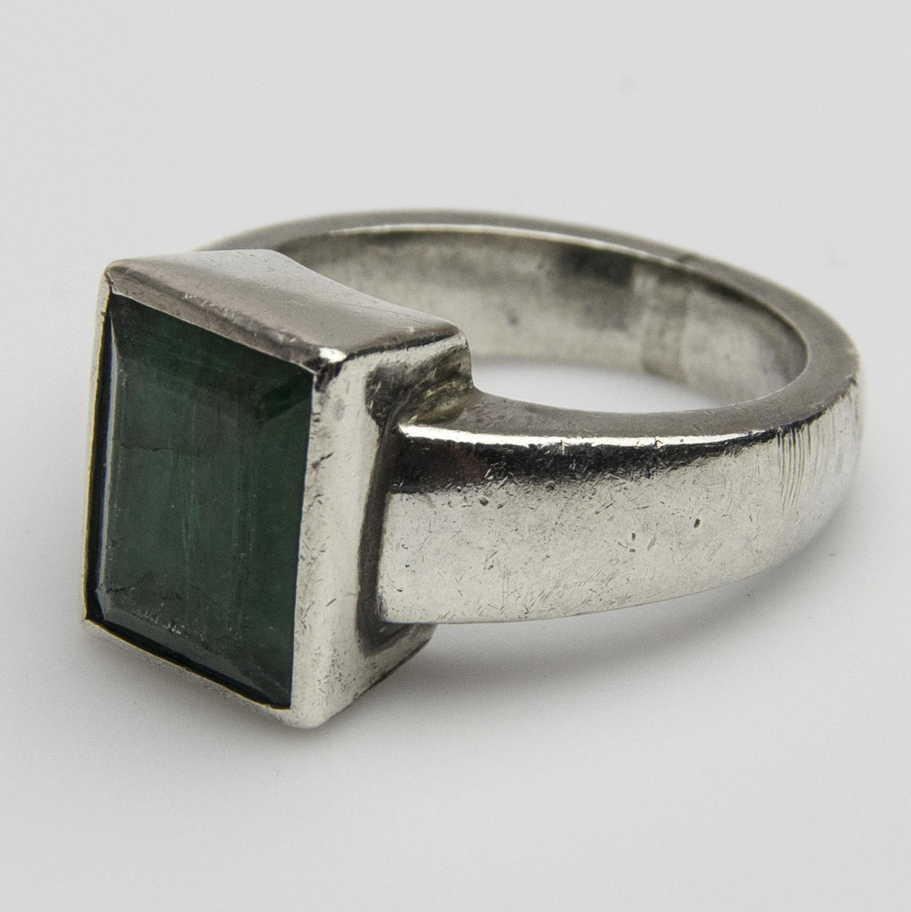 RING, silver med smaragd.