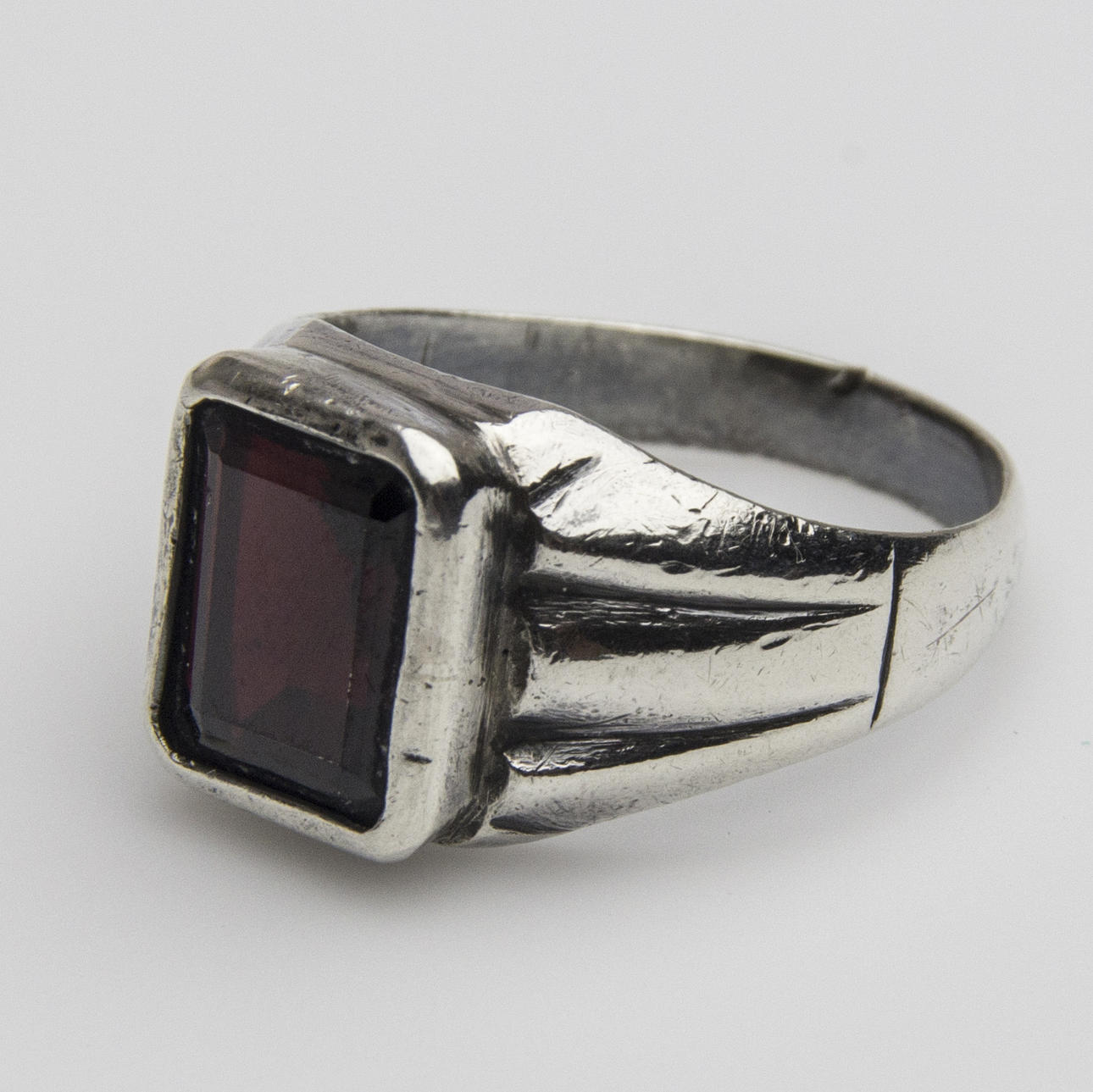 RING, siver med granat.