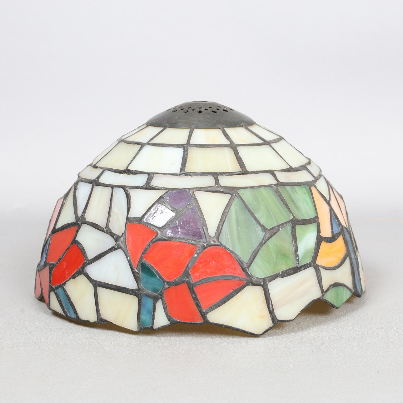 A TIFFANY STYLE GLASS LIGHT SHADE.