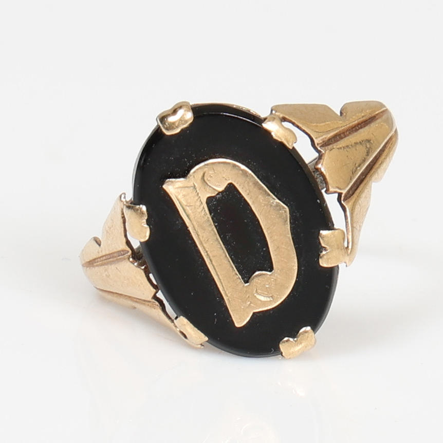 EIN VIKTORIANISCHER GEDENKRING AUS 9-KARÄTIGEM GOLD.