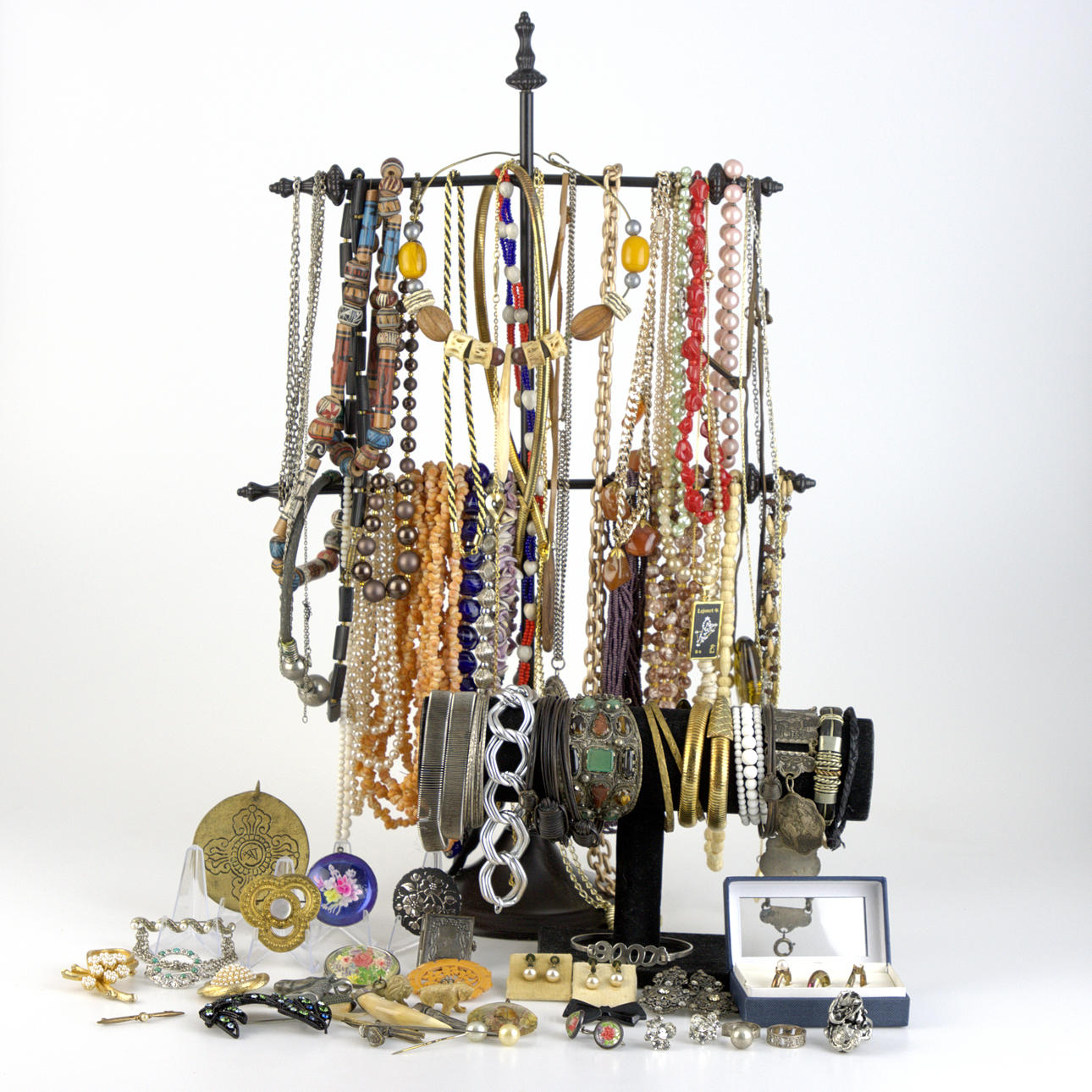 BIJOUTERIER, 101 kpl, uusia ja vanhempia.