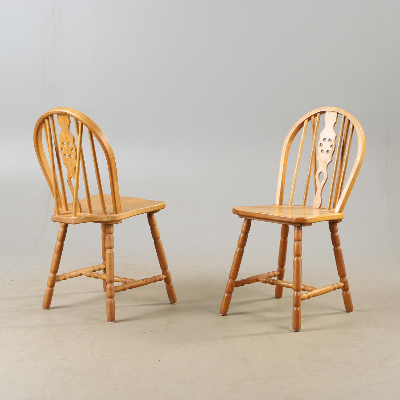 CHAIRS, 1 pair, oak, Windsor model.