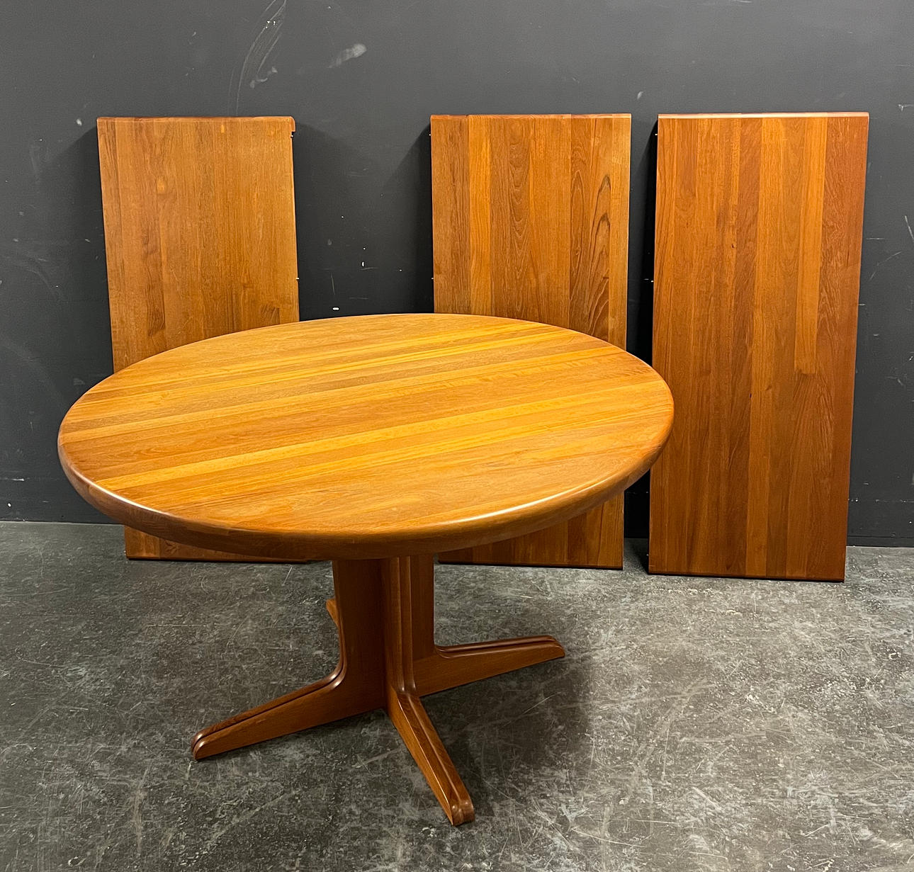 LARGE EXTENDABLE DINING TABLE.