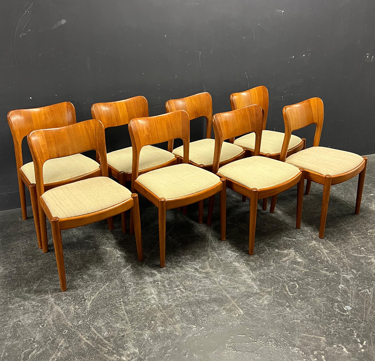 NIELS KOEFOED. 8 STÜHLE.