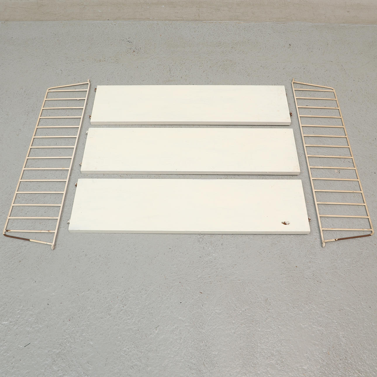 STRINGHYLLA, 5 delar, bemålat trä, 1950/60-tal.