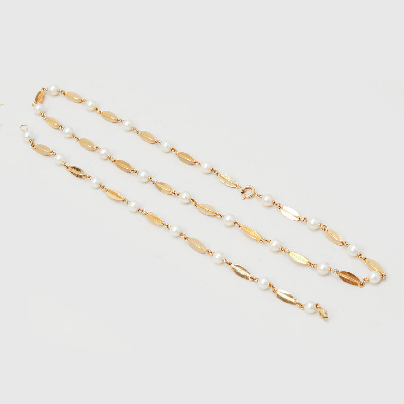 HALSKEDJA samt ARMLÄNK, 18k guld samt odlade pärlor. Totalvikt ca 17,9 gram.