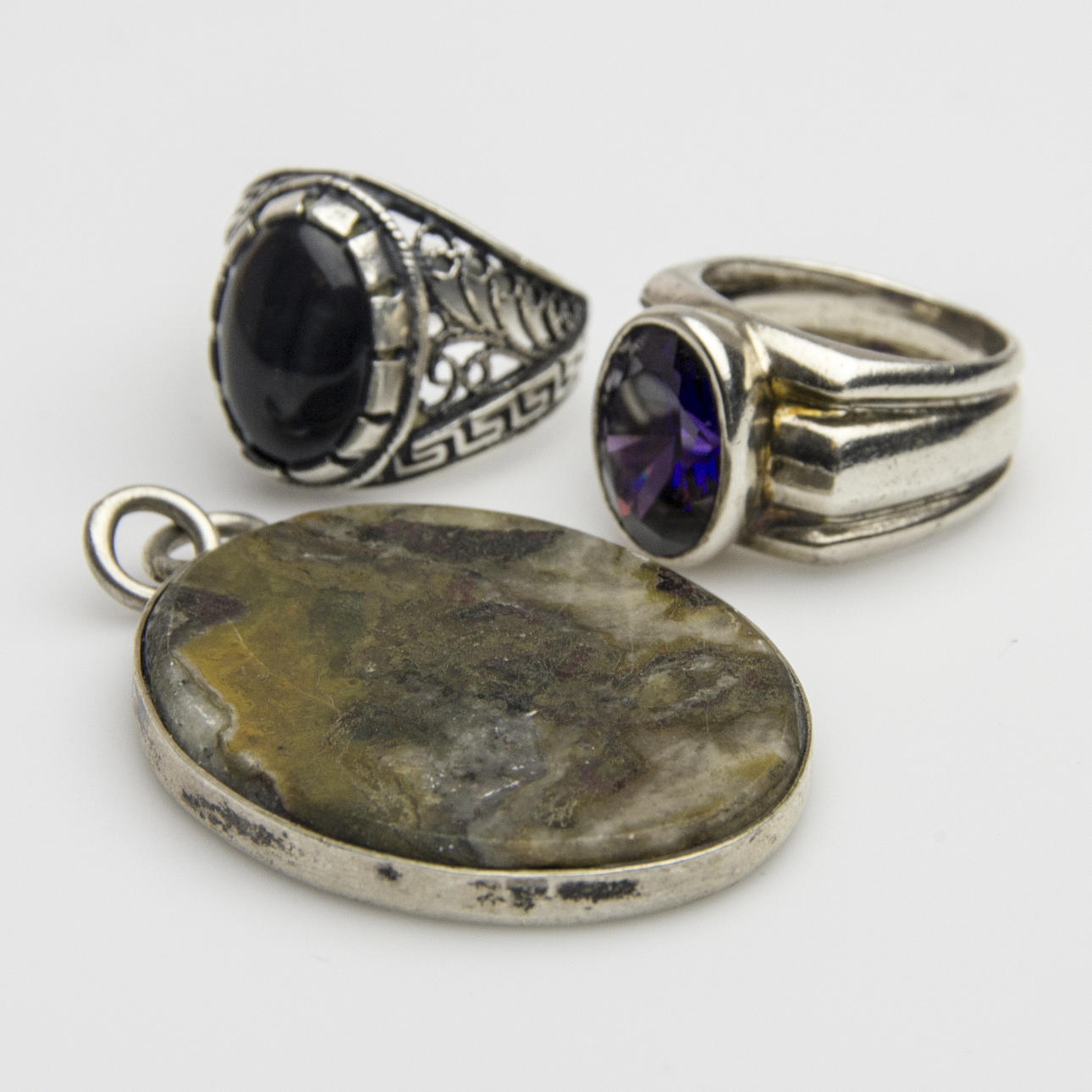 RINGAR SAMT HÄNGE, silver med färgade stenar.