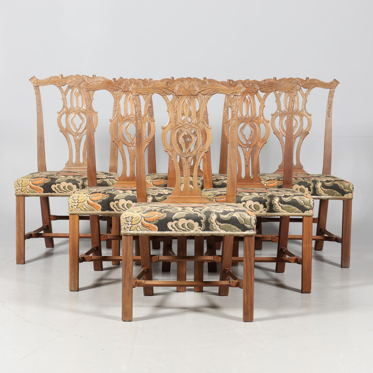 CHAIRS 6 pieces Chippendale style oak.