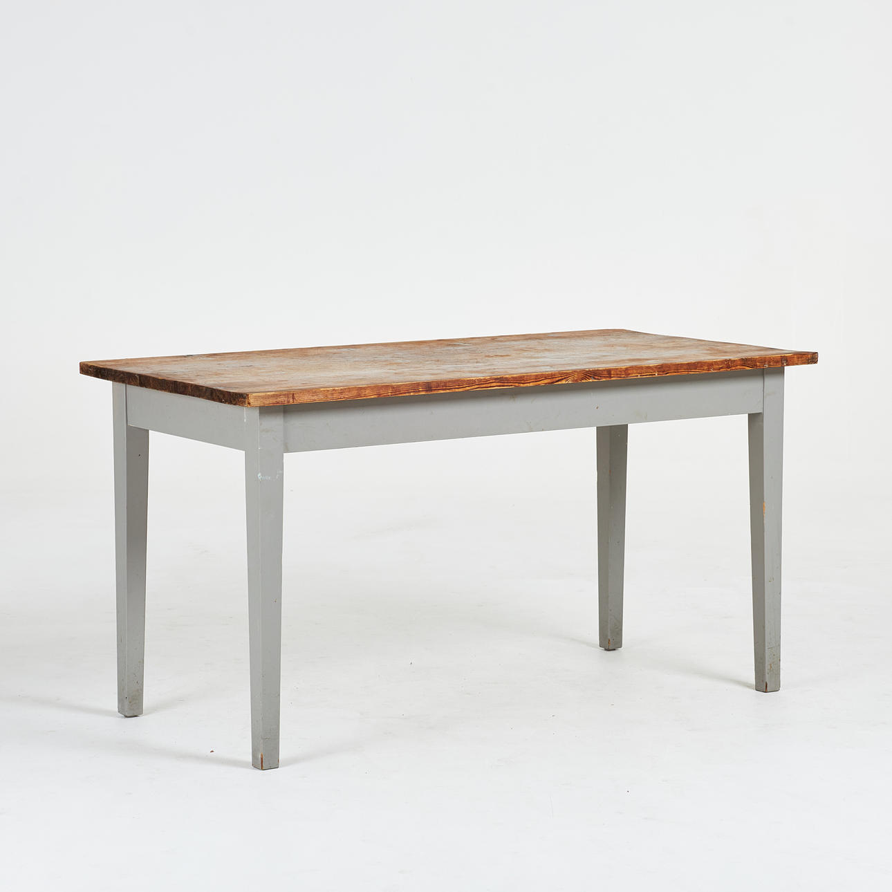 BORD, fyrretræsplade, malet nedenunder.