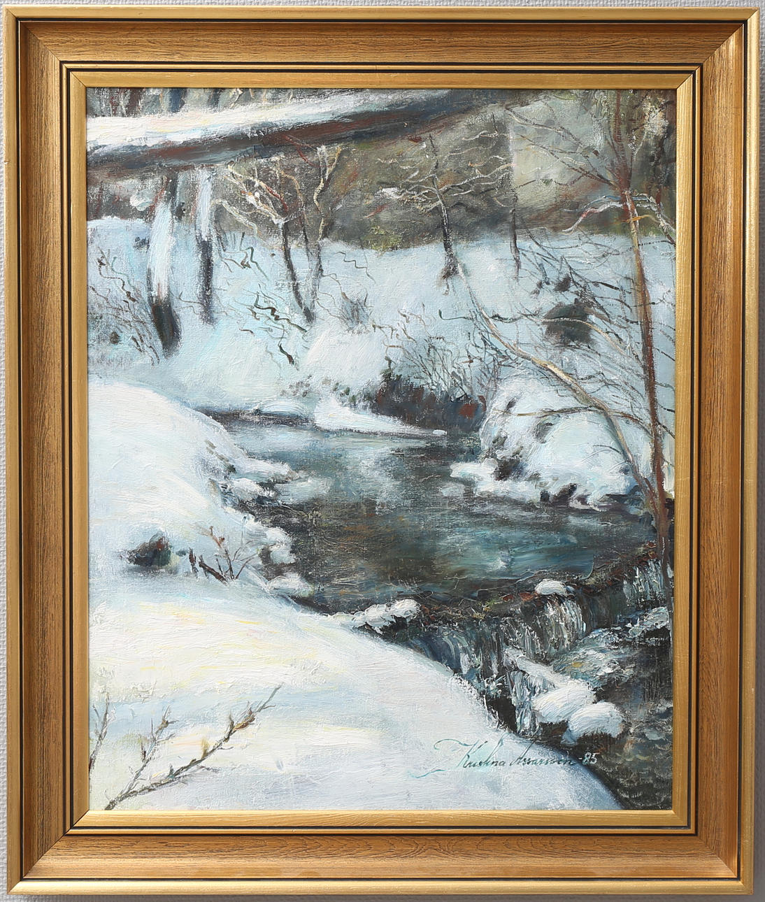 KRISTINA ASSARSSON. Vinterlandskap med bäck. Olja på duk, signerad och daterad -85.