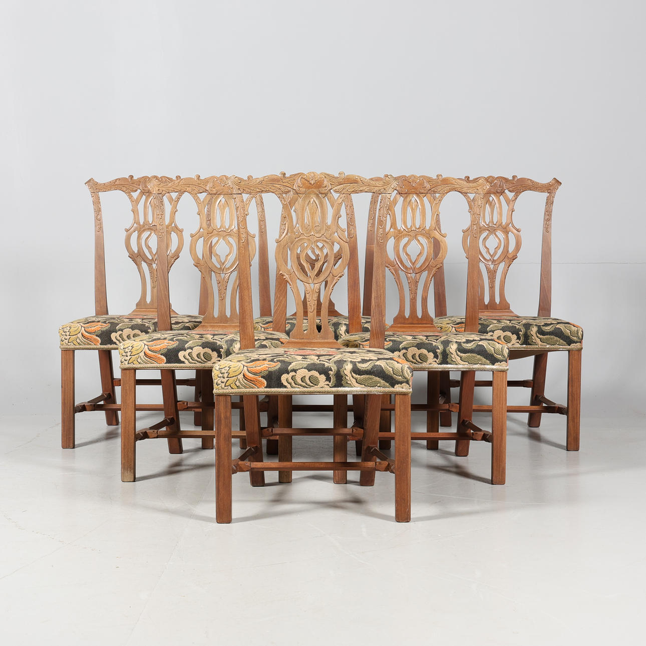 CHAIRS 6 pieces Chippendale style oak.