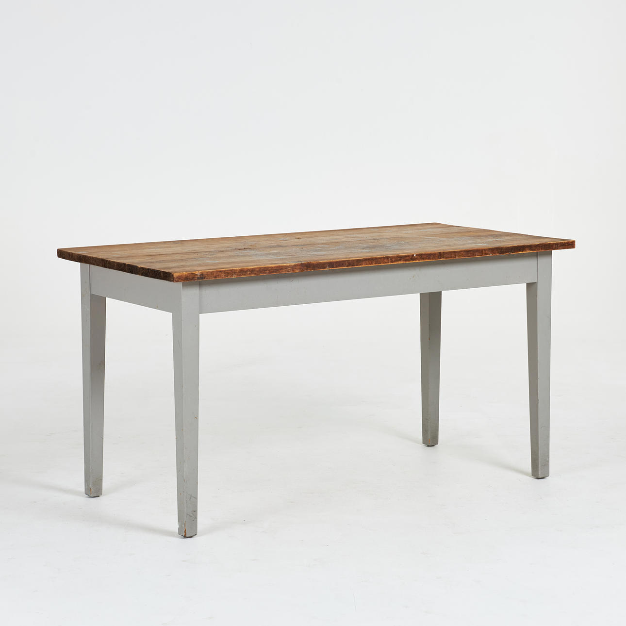 BORD, fyrretræsplade, malet nedenunder.