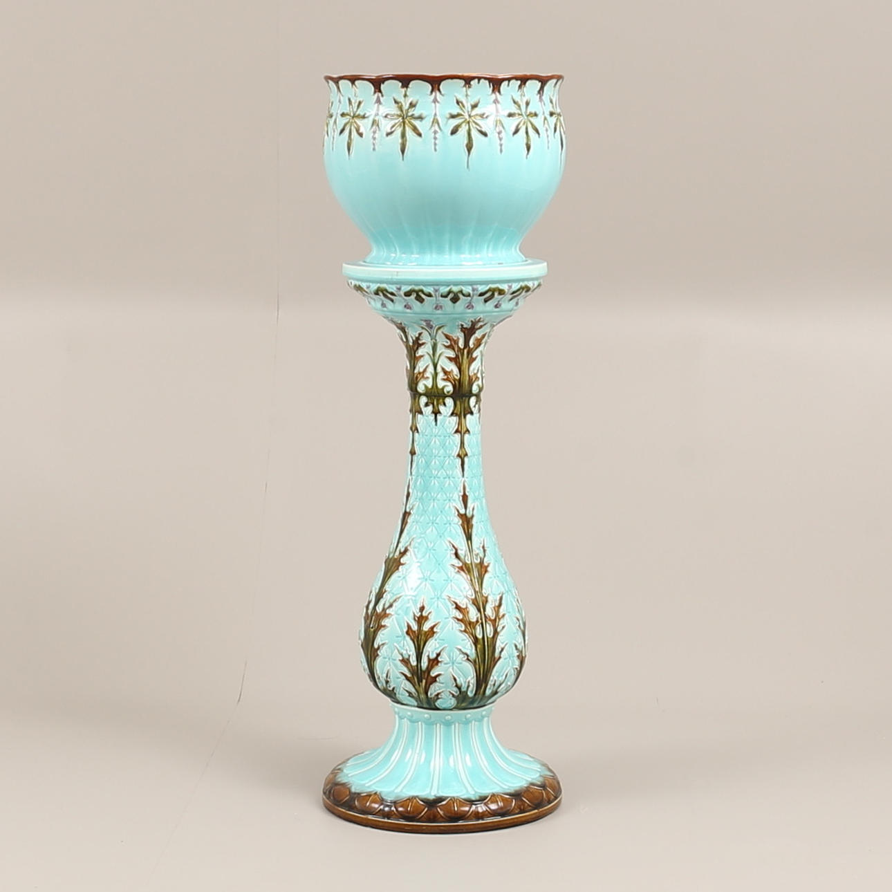 PIEDESTAL med YTTERFODER, majolika. Rörstrand.