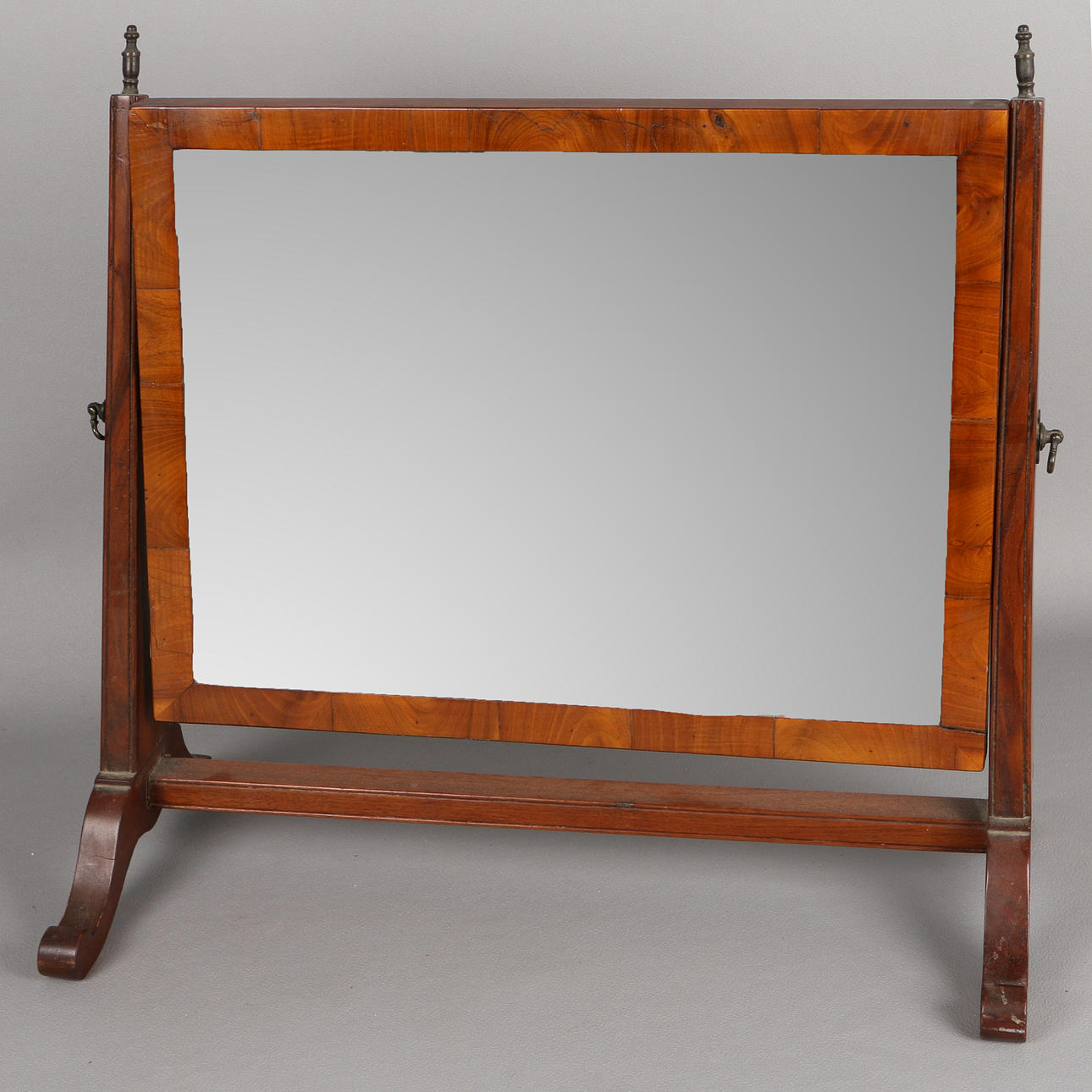 AN EDWARDIAN MAHOGANY DRESSING TABLE MIRROR.