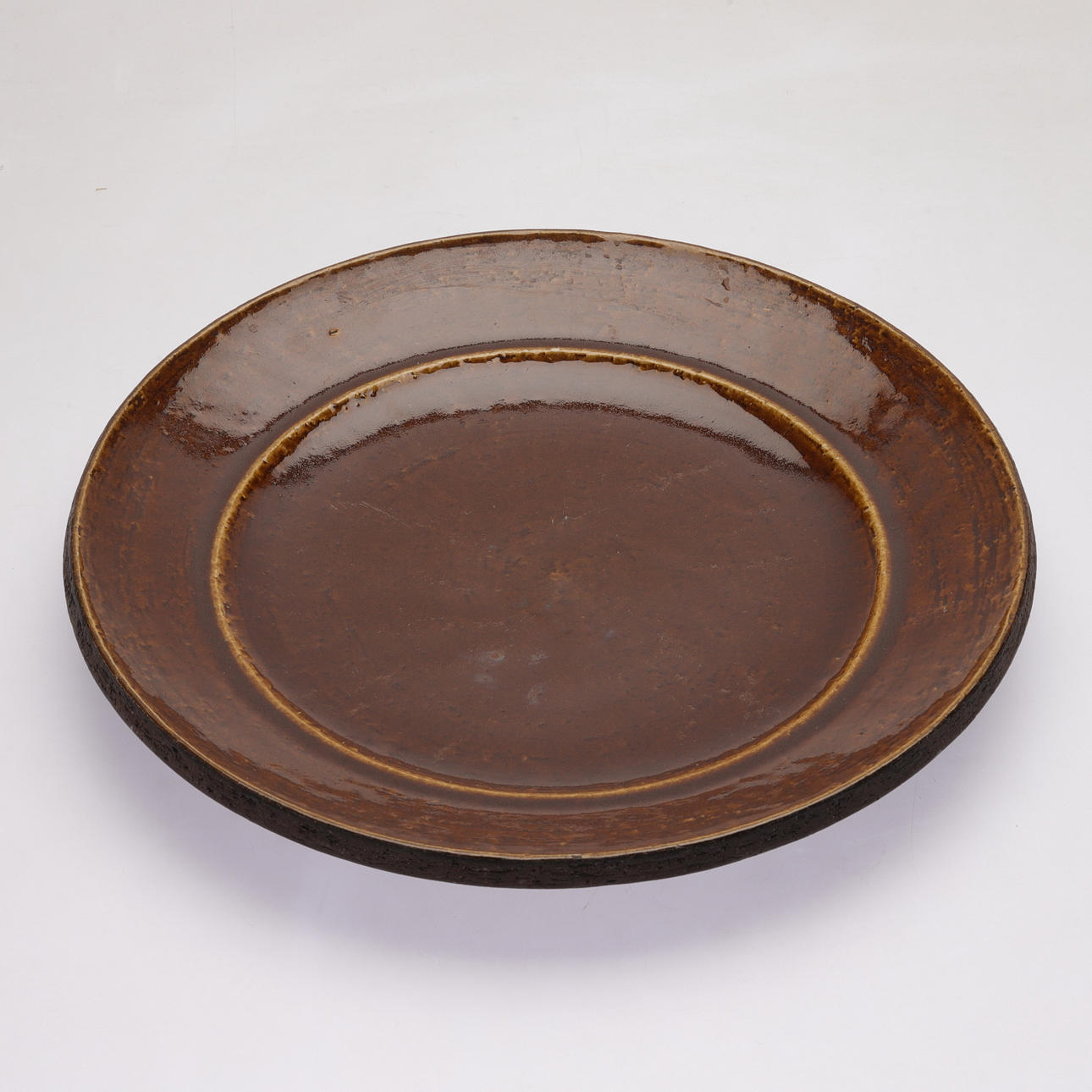 Un plato de gres, Inger Persson, Rörstrand, Atelje, Suecia.