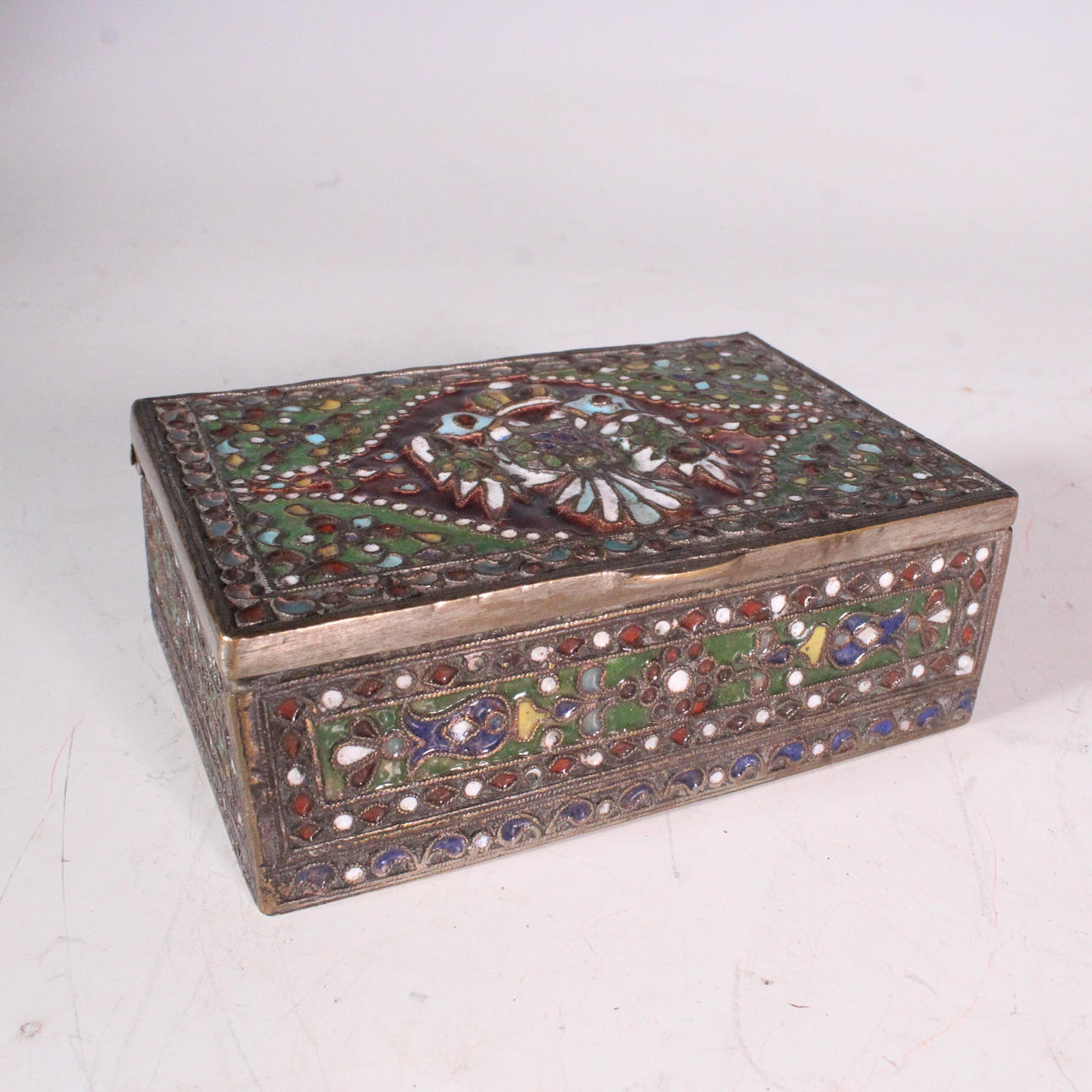 Caja metálica rusa con esmalte.