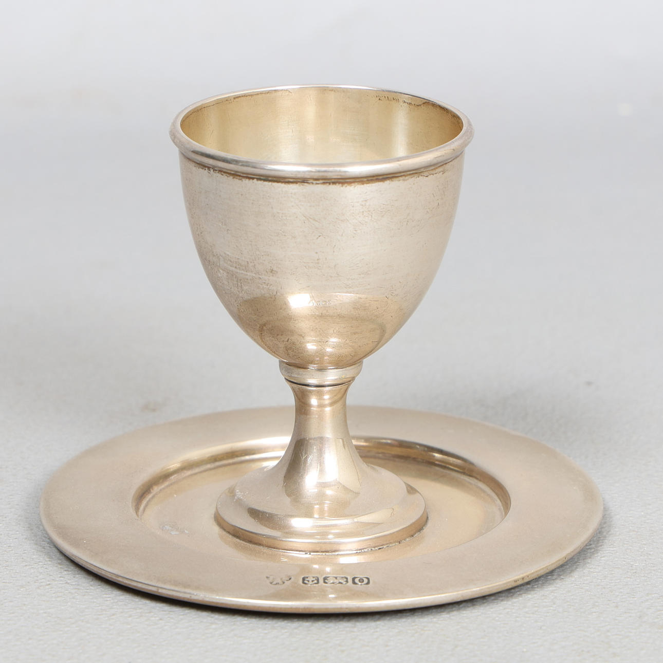 A GEORGE VI SILVER EGG CUP.