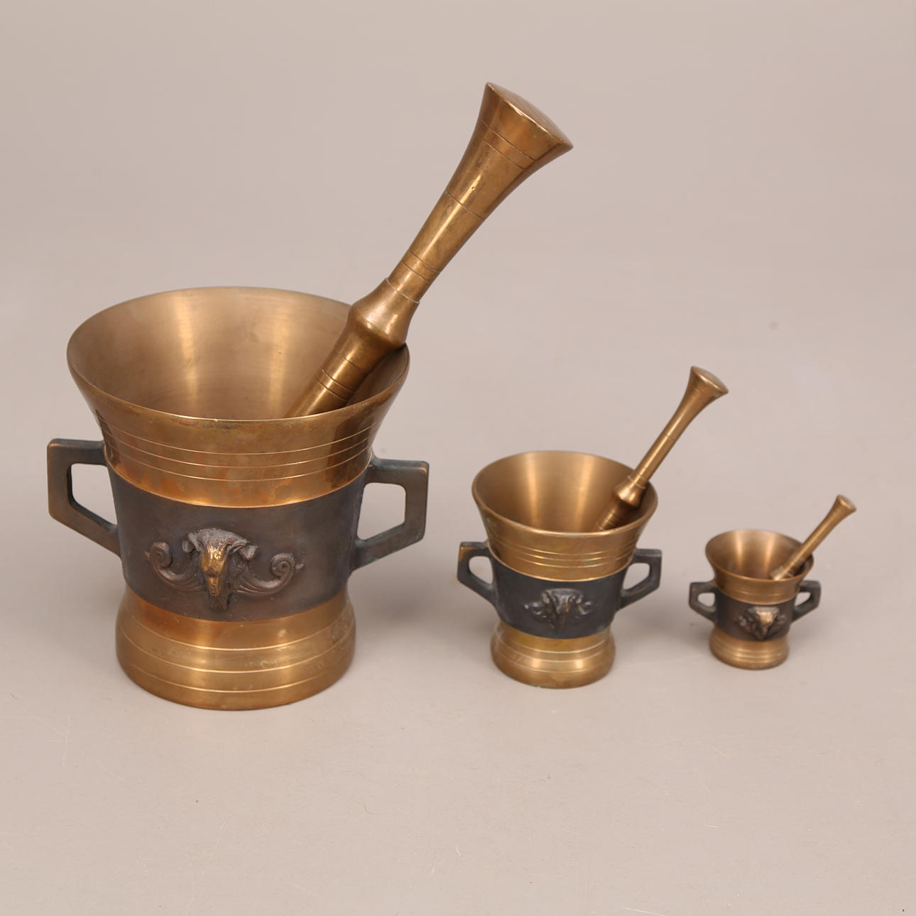 MORTLAR MED STÖT, 3 st i serie, malm, bockdekor i relief, 19-/2000-tal.