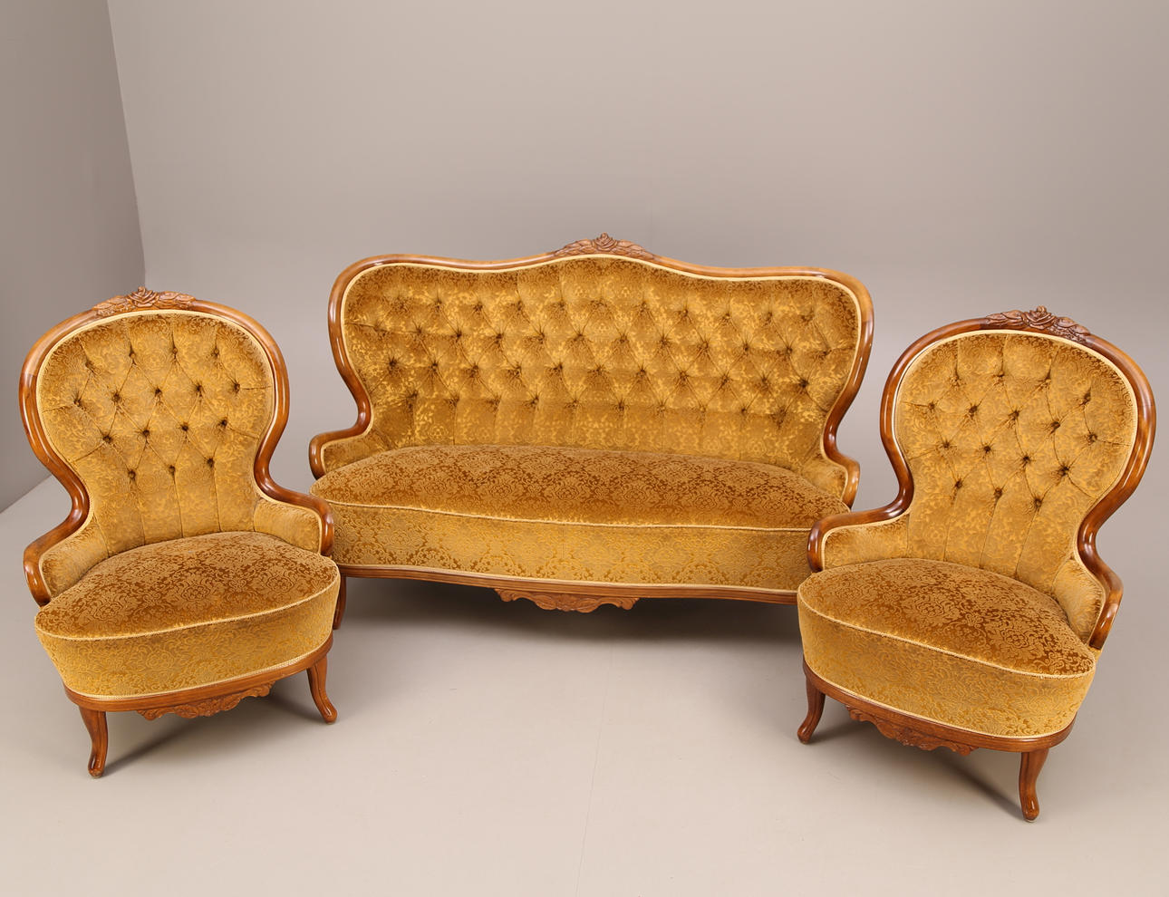 SOFFGRUPP, 3 delar, rokokostil, guldfärgat tyg, år 1958.