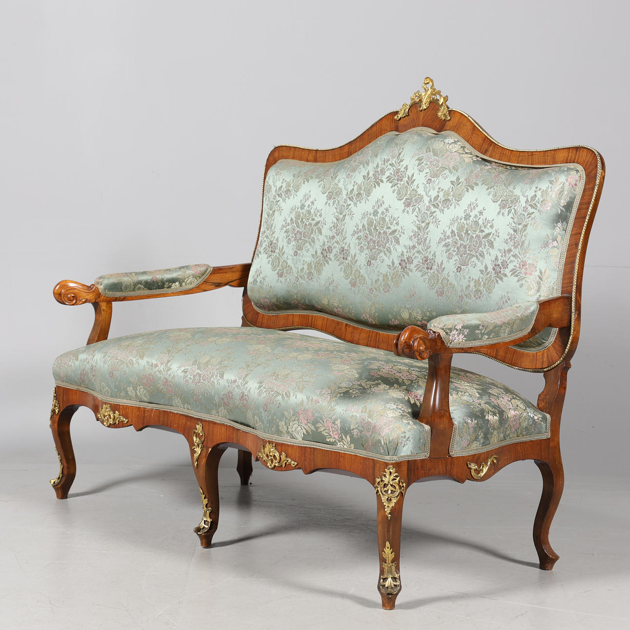 SOFA neo-rococo with brass details.