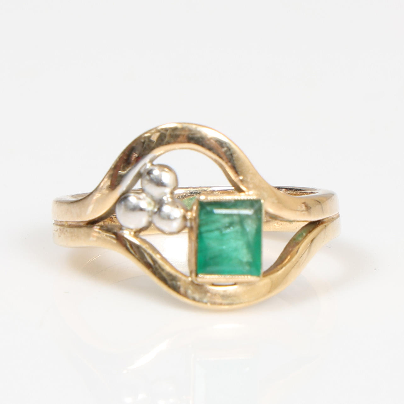 9 KARAATIN KULTAINEN SMARAGDISETTI.