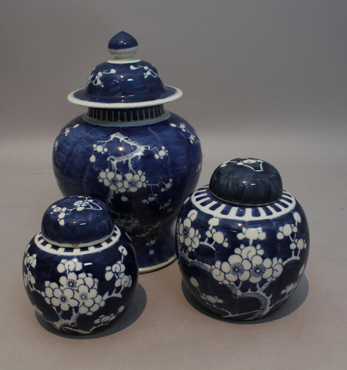 Parti porslin (3). Kina. Urnor med lock, 1950/60-tal.