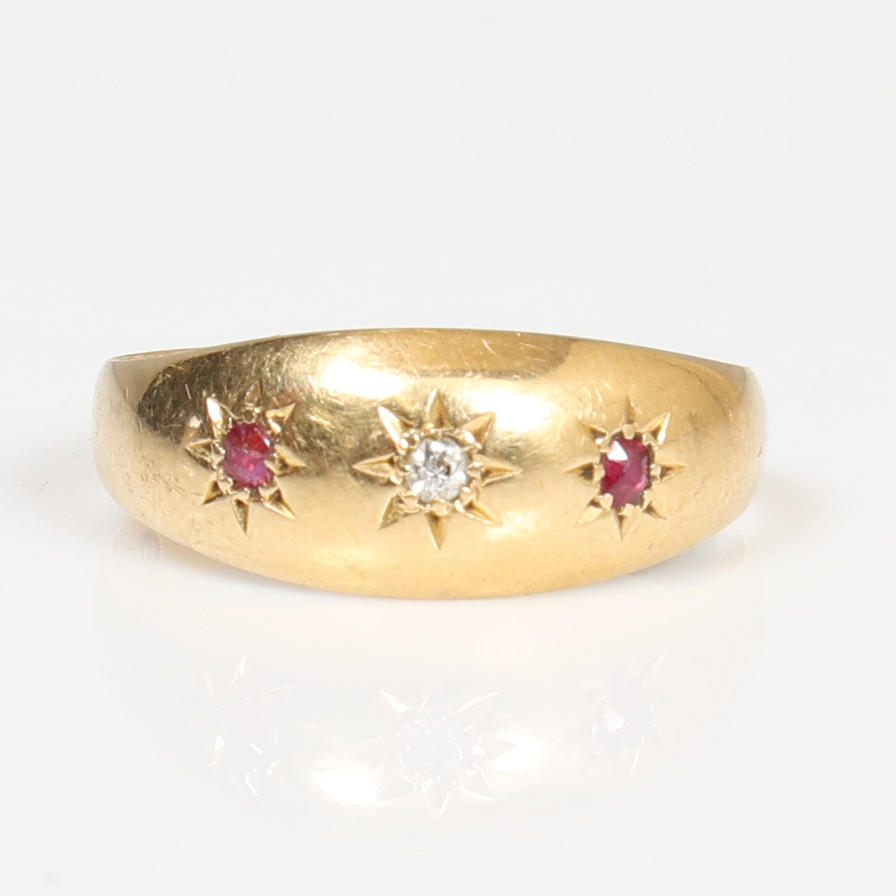 AN 18 CARAT GOLD DIAMOND AND RUBY SET GYPSY RING.
