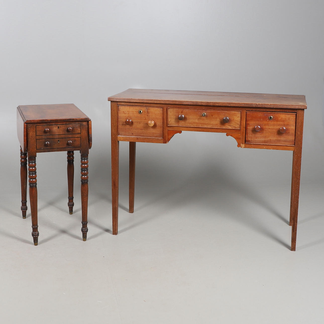 A 19TH CENTURY MAHOGANY KNEEHOLE DRESSING TABLE.