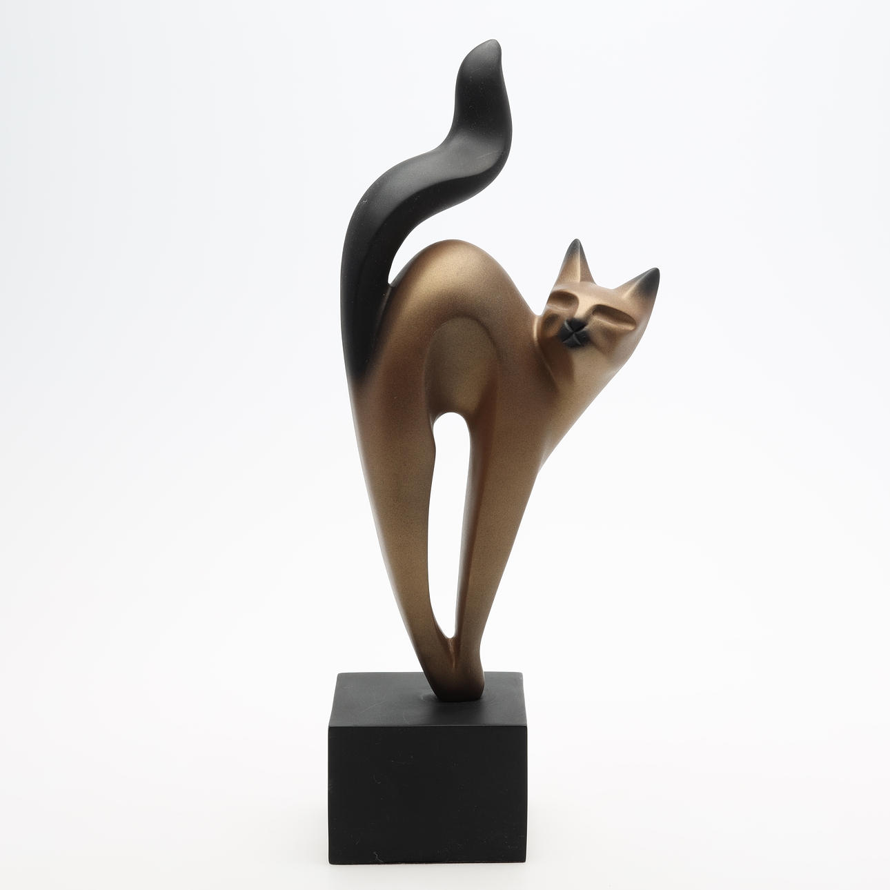 VEISTOS, ”Kissa”, taidemassa, pronssi, Alexander Danel.